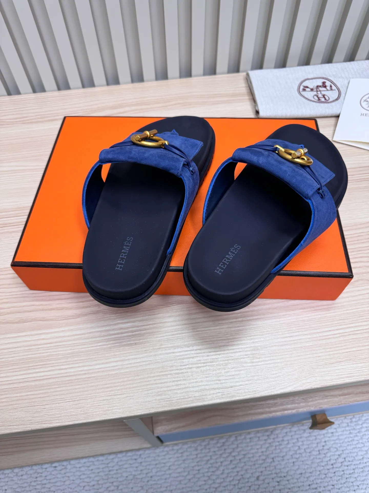 👟👟Ex-factory price 502👟👟Hermes🐎The extremely popular couple’s slippers/the latest hardware buckle sandals and slippers, paired with various colorful socks, so trendy!  ———————— Upper: imported cowhide/sheep leather/cloth/palmprint leather lining: imported cowhide/sheepskin outsole: Tpu non-slip and wear-resistant outsole Female size: 35-42 (40.41.42 non-returnable and non-exchangeable) Male code: 39-45 (45 non-returnable and non-exchangeable)